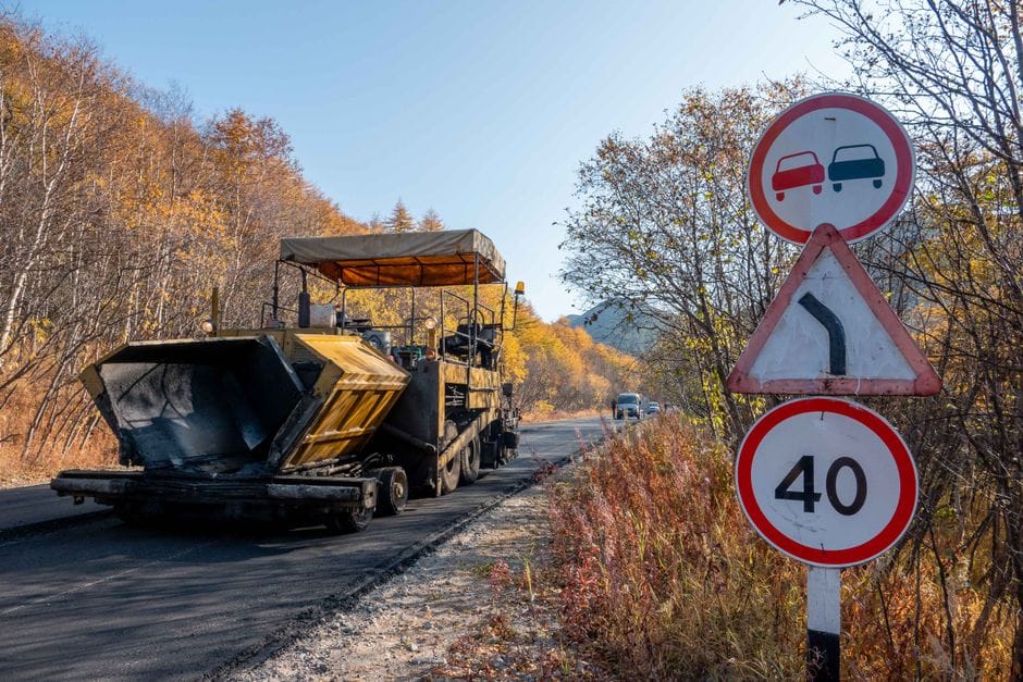maszyna układająca gorącą masę bitumiczną na przygotowanym podłożu drogowym