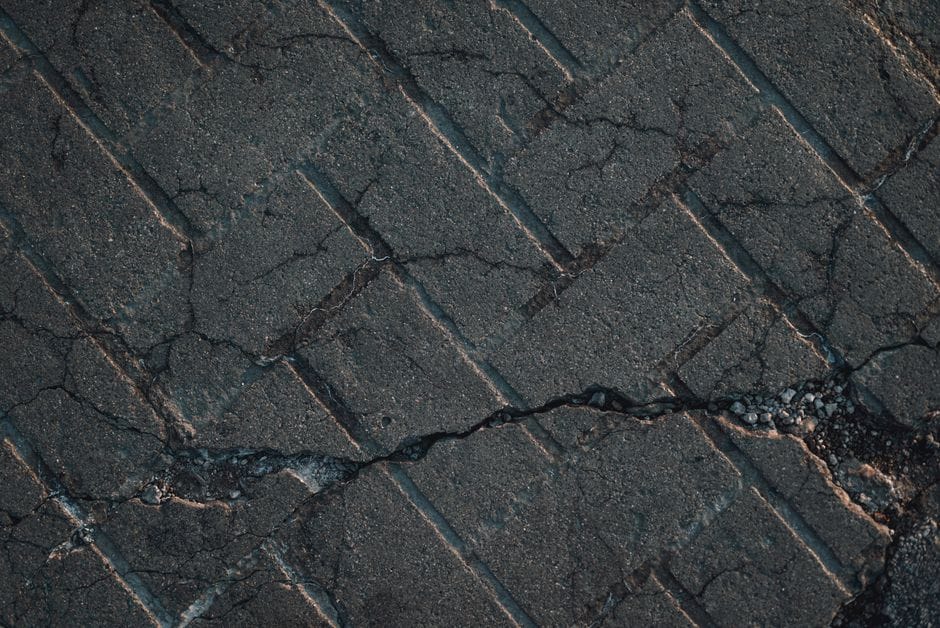 Specjalistyczna naprawa pęknięć poprzecznych na drodze przy użyciu wysokiej jakości emulsji asfaltowej