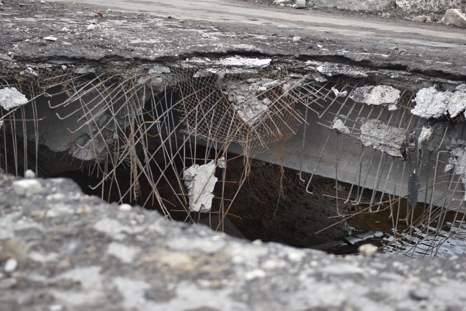Widok na nawierzchnię asfaltową z widocznymi koleinami powstałymi wskutek wysokich temperatur