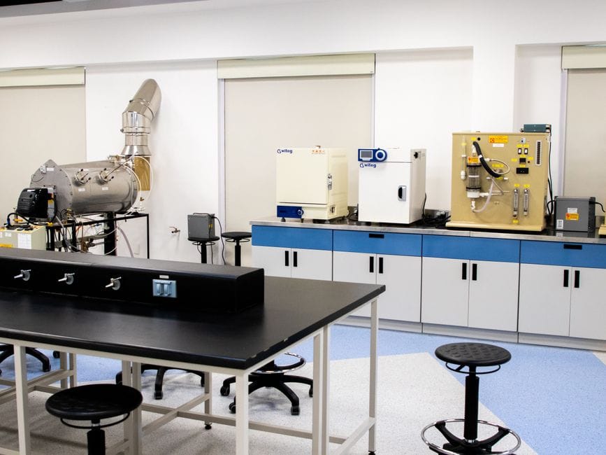 Pracownik laboratorium przeprowadzający analizę składu mieszanki mineralno-asfaltowej w certyfikowanym ośrodku badawczym