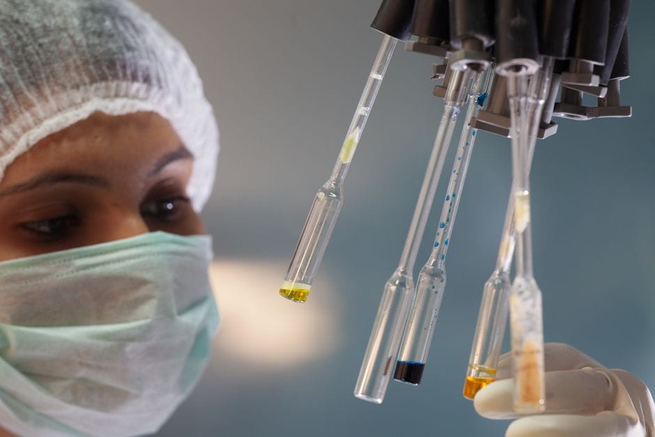 technik przeprowadzający analizę laboratoryjną mieszanki asfaltowej w profesjonalnym zakładzie