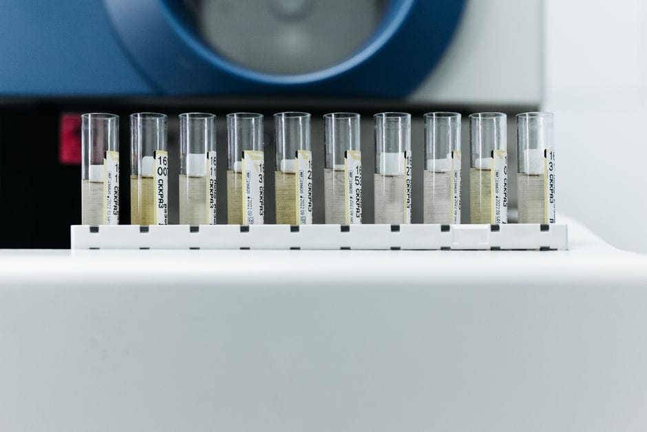technik przeprowadzający analizę właściwości reologicznych próbki mieszanki mineralno-asfaltowej w certyfikowanym laboratorium
